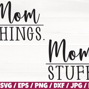 Puede incluir: Diseño gráfico de texto en blanco y negro con las palabras "Mom Things" y "Mom Stuff" sobre un fondo blanco.