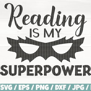 Puede incluir: Diseño gráfico en blanco y negro con el texto "Reading is my superpower" y una máscara de superhéroe.