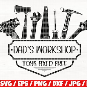 Op de afbeelding: Zwart-witte illustratie van een werkplaatsbord met de tekst "Dad's Workshop. Toys Fixed Free" en verschillende gereedschappen, waaronder een hamer, een zaag, een moersleutel, een bijl en een boormachine.