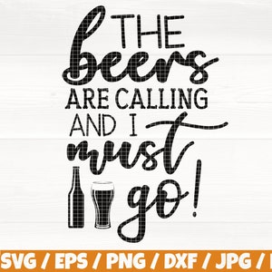 Può includere: Progettazione grafica in bianco e nero con il testo "The beers are calling and I must go!"  Una bottiglia di birra e un bicchiere sono inclusi nel design.
