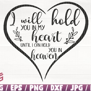 Puede incluir: Diseño gráfico en blanco y negro de un corazón con el texto "Te guardaré en mi corazón hasta que pueda tenerte en el cielo".