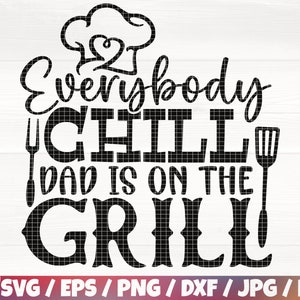 Op de afbeelding: Zwart-wit grafisch ontwerp met een koksmuts en tekst die luidt "Iedereen ontspannen, papa is aan het grillen".