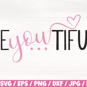 Könnte beinhalten: Ein digitales Design mit den Worten "BE youTIFUL" in schwarzer und rosa Schrift. Das Wort "you" ist in rosa Schreibschrift, mit einem Herz über dem Wort "TIFUL". Das Design befindet sich auf einem weißen Holzmaserungshintergrund.