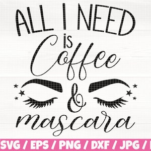 Può includere: Grafica in bianco e nero con il testo "All I need is coffee & mascara" con ciglia e stelle stilizzate.