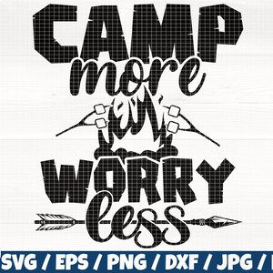 Peut inclure: Conception graphique en noir et blanc avec le texte "Camp more worry less" et un feu de camp stylisé avec deux bâtons et des guimauves. Une flèche avec des plumes se trouve sous le texte.