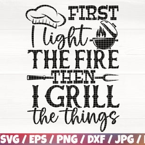 Może przedstawiać: Czarno-biały projekt graficzny z tekstem "FIRST I light THE FIRE THEN I GRILL the things". Grafika zawiera czapkę szefa kuchni, grill, szpatułkę i widelec.