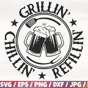 以下が含まれることがあります： 黒と白のグラフィックデザイン。円の中に、乾杯するビールジョッキ2つ、フォークとスパチュラ、そして円周に沿って「Grillin' Chillin' Repeatin'」というテキストが配置されています。