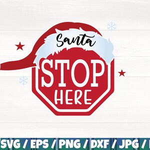 Peut inclure: Un panneau d'arrêt rouge avec l'inscription blanche "Santa Stop Here" surmonté d'un bonnet de Père Noël rouge avec une bordure blanche.