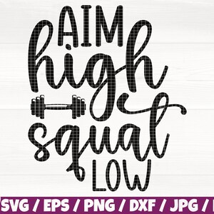 Könnte beinhalten: Schwarzweißes Grafikdesign mit dem Text "AIM high squat LOW" und einem Hantel-Symbol.