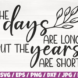 Könnte beinhalten: Schwarzweißes Grafikdesign mit einer kursiv geschriebenen Schrift, die "The days are long but the years are short" lautet. Über dem Text befindet sich ein kleiner Zweig mit Blättern.