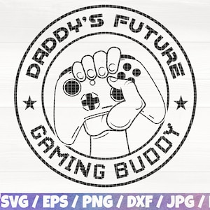 Può includere: Illustrazione in bianco e nero di una mano che tiene un controller per videogiochi all'interno di un cerchio con il testo "Daddy's Future Gaming Buddy" intorno.