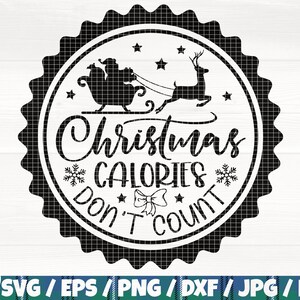 Puede incluir: Diseño navideño en blanco y negro con un Papá Noel en un trineo tirado por un reno. El texto dice "Las calorías de Navidad no cuentan".