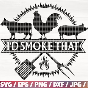 Puede incluir: Diseño en silueta en blanco y negro de una vaca, un gallo y un cerdo con el texto "I'd Smoke That" en una pancarta. El diseño incluye una espátula, llamas y un tenedor para asar.