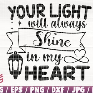 Puede incluir: Diseño gráfico en blanco y negro con el texto "YOUR LIGHT will always Shine in my HEART". El diseño incluye una linterna, estrellas y un corazón. La parte inferior de la imagen incluye el texto "SVG / EPS / PNG / DXF / JPG / PDF".
