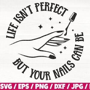 Puede incluir: Diseño gráfico en blanco y negro con una mano sosteniendo una botella de esmalte de uñas. El texto dice "La vida no es perfecta, pero tus uñas sí pueden serlo".