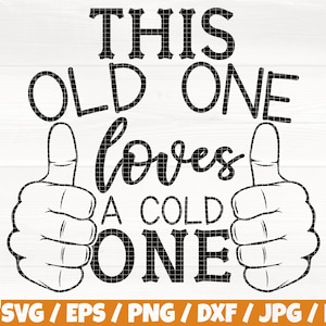 Puede incluir: Diseño gráfico en blanco y negro con el texto "THIS OLD ONE loves A COLD ONE" y dos pulgares hacia arriba. La parte inferior de la imagen incluye las opciones de tipo de archivo: SVG, EPS, PNG, DXF, JPG y PDF.
