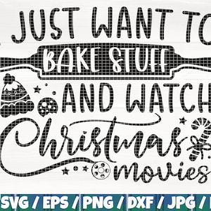 Może przedstawiać: Czarno-biały projekt graficzny z tekstem "I JUST WANT TO BAKE STUFF AND WATCH Christmas movies". Projekt zawiera wałek do ciasta, choinkową skarpetkę, laskę cukrową i kasetę filmową.