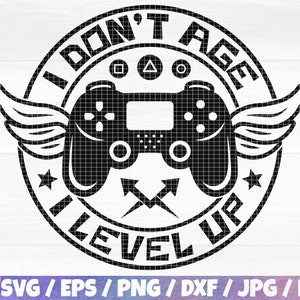 Può includere: Grafica in bianco e nero di un controller per videogiochi con ali. Il testo "I DON'T AGE I LEVEL UP" è scritto in un cerchio attorno al controller.