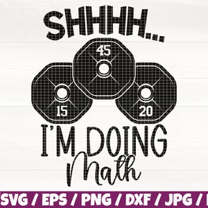 Könnte beinhalten: Schwarzweißes Grafikdesign mit drei Gewichtsscheiben, einer Langhantel und dem Text "SHHHH... I'M DOING Math".