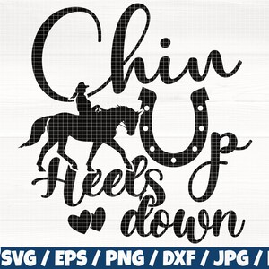 Op de afbeelding: Zwart-wit silhouetontwerp van een paard met een ruiter en een hoefijzer met de tekst "Chin Up Heels Down".