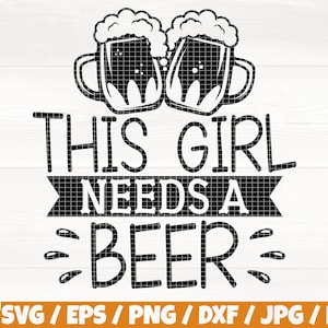 Puede incluir: Diseño gráfico en blanco y negro con dos jarras de cerveza y el texto "THIS GIRL NEEDS A BEER".