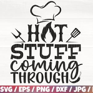 Puede incluir: Diseño gráfico en blanco y negro con el texto "HOT STUFF COMING THROUGH" en una fuente audaz y estilizada. Un gorro de chef, una llama, una espátula, un tenedor y un chile están incluidos en el diseño. Opciones de tipo de archivo en la parte inferior.