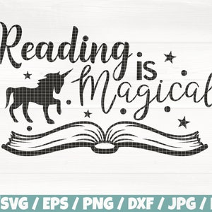Könnte beinhalten: Schwarzweißes Grafikdesign mit dem Text "Reading is magical" mit einem Einhorn und einem offenen Buch. Sterne sind um das Design verstreut.