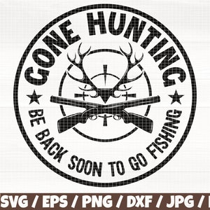 Puede incluir: Diseño gráfico en blanco y negro de una escena de caza con cuernos de ciervo, un rifle y un objetivo. El texto dice "Gone Hunting Be Back Soon To Go Fishing".