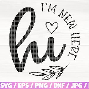 Op de afbeelding: Zwart-wit grafisch ontwerp met de tekst "hi" in een groot, cursief lettertype. Een klein hartje bevindt zich boven de "i" en een klein takje met bladeren onder de "h". De tekst "I'm New Here" is in een cirkel rond het woord "hi" geschreven.