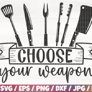 Könnte beinhalten: Schwarz-weiß-Illustration von Küchenutensilien, darunter ein Spatel, ein Messer, eine Gabel, eine Zange und ein Hackmesser, mit einem Banner mit der Aufschrift "Wählen Sie Ihre Waffe".