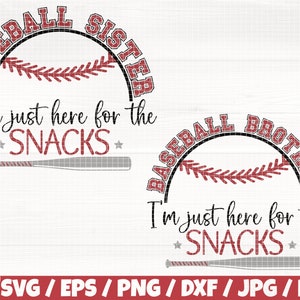 Puede incluir: Un diseño digital con dos gráficos de temática de béisbol. El gráfico superior dice "Baseball Sister I'm just here for the *SNACKS*" con un bate de béisbol y un diseño de puntadas de béisbol rojo y blanco. El gráfico inferior dice "Baseball Brother I'm just here for the *SNACKS*" con un bate de béisbol y un diseño de puntadas de béisbol rojo y blanco.