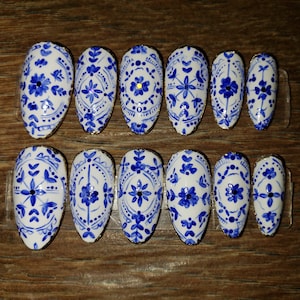 Blue and White Porcelain Tile Art Hand-painted Press-on Nails