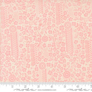 Peut inclure: Tissu floral rose sur fond blanc. Le tissu présente un motif répétitif de petites fleurs, de feuilles et de formes géométriques. Le tissu est parfait pour le quilting, la couture et l'artisanat.