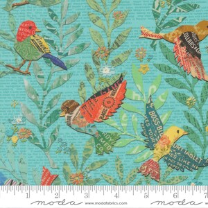 Könnte beinhalten: Ein Stoffdesign mit bunten Vögeln, deren Flügel aus Vintage-Etiketten bestehen, vor einem türkisfarbenen Hintergrund mit Blättern und Text. Die Vögel sind in Orange-, Gelb-, Grün- und Brauntönen gehalten.