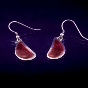 Robijnrode bloemblad oorbellen in guilloché zilver en groot vuur emaille