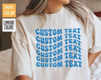 Camisa de colores de comodidad de letras onduladas personalizadas, camisa de letras onduladas apiladas coloridas personalizadas, camisa de texto retro personalizada, regalo personalizado