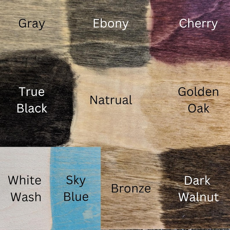 Może przedstawiać: Wzornik bejcy do drewna zawierający dziesięć pr&oacute;bek z etykietami Gray, Ebony, Cherry, True Black, Natrual, Golden Oak, White Wash, Sky Blue, Bronze oraz Dark Walnut. Każda pr&oacute;bka prezentuje unikalną strukturę słoj&oacute;w drewna i wykończenie.