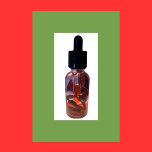 Può includere: Una bottiglia di vetro trasparente con un contagocce nero in cima riempita di un liquido rosso e pezzi di corteccia marroni.