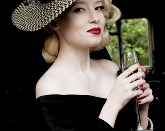 Chapeau de paille noir et blanc brimmed avec des plumes « Giselle », garden party, Royal Ascot, mariage
