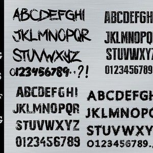 Könnte beinhalten: Ein schwarzer und weißer Schriftsatz mit einem abgenutzten, Grunge-Stil. Die Schrift umfasst Großbuchstaben, Zahlen und Satzzeichen.