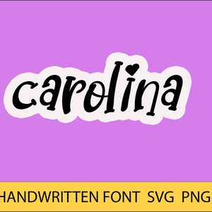 Puede incluir: Diseño de fuente manuscrita para el nombre "carolina" con un pequeño corazón sobre la "a". El diseño es en negro sobre fondo blanco con un contorno blanco.