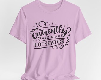 Sarkastisk t-shirt, rolig grafisk t-shirt för lata dagar, unisex jerseykortärmad t-shirt, present till prokrastinatörer, t-shirt för att undvika hushållsarbete.