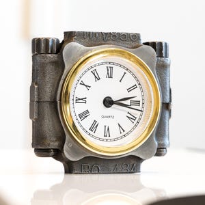 Piston Rod Car Clock: Upcycled Auto Part Desk Clock