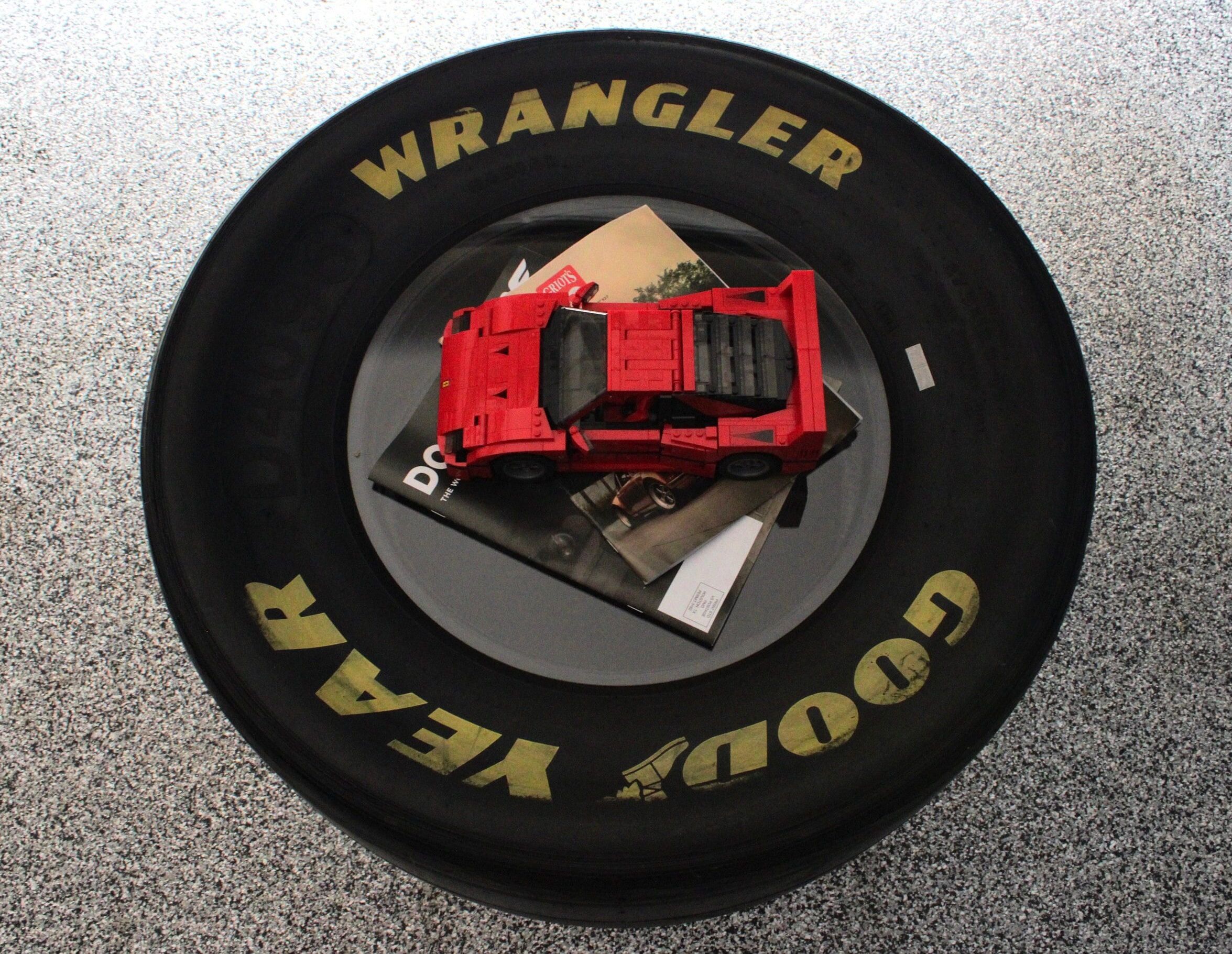 NASCARタイヤコーヒーテーブル：自動車ショップ家具＆レーシングホーム