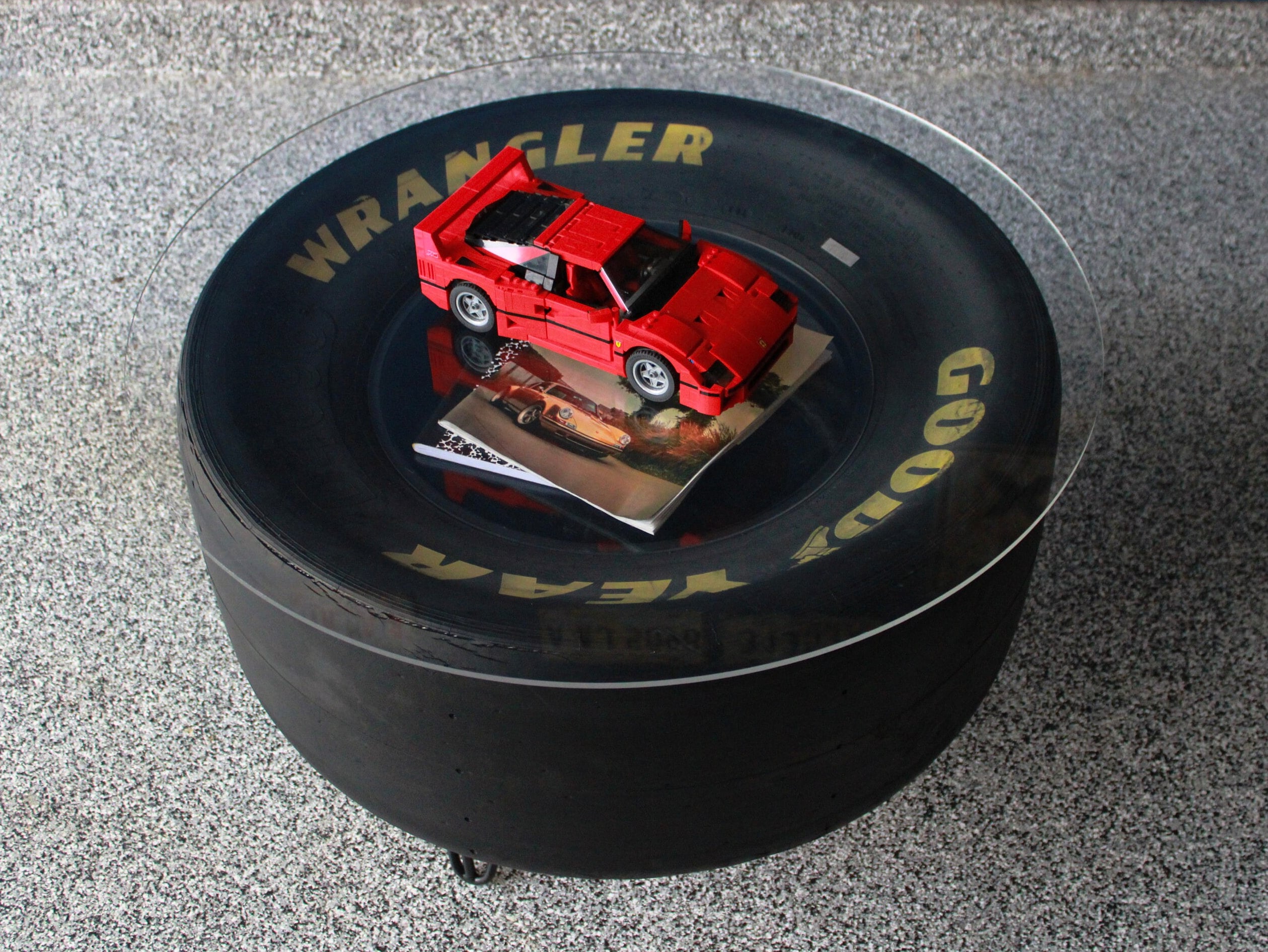NASCARタイヤコーヒーテーブル：自動車ショップ家具＆レーシングホーム