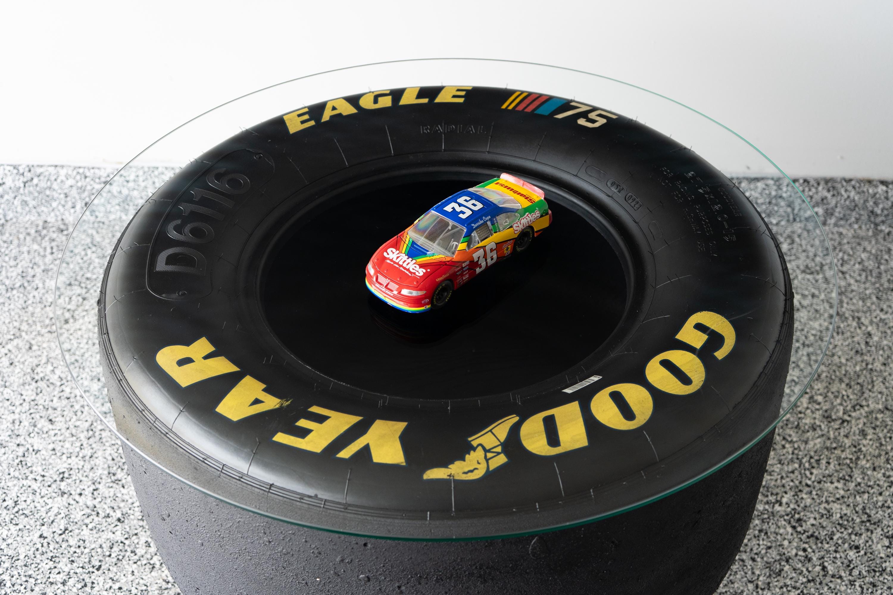 タイヤテーブルに最適 NASCARレーシングタイヤ&ホイール NASCAR 75周年記念タイヤコーヒーテーブル：自動車用家具＆レーシング