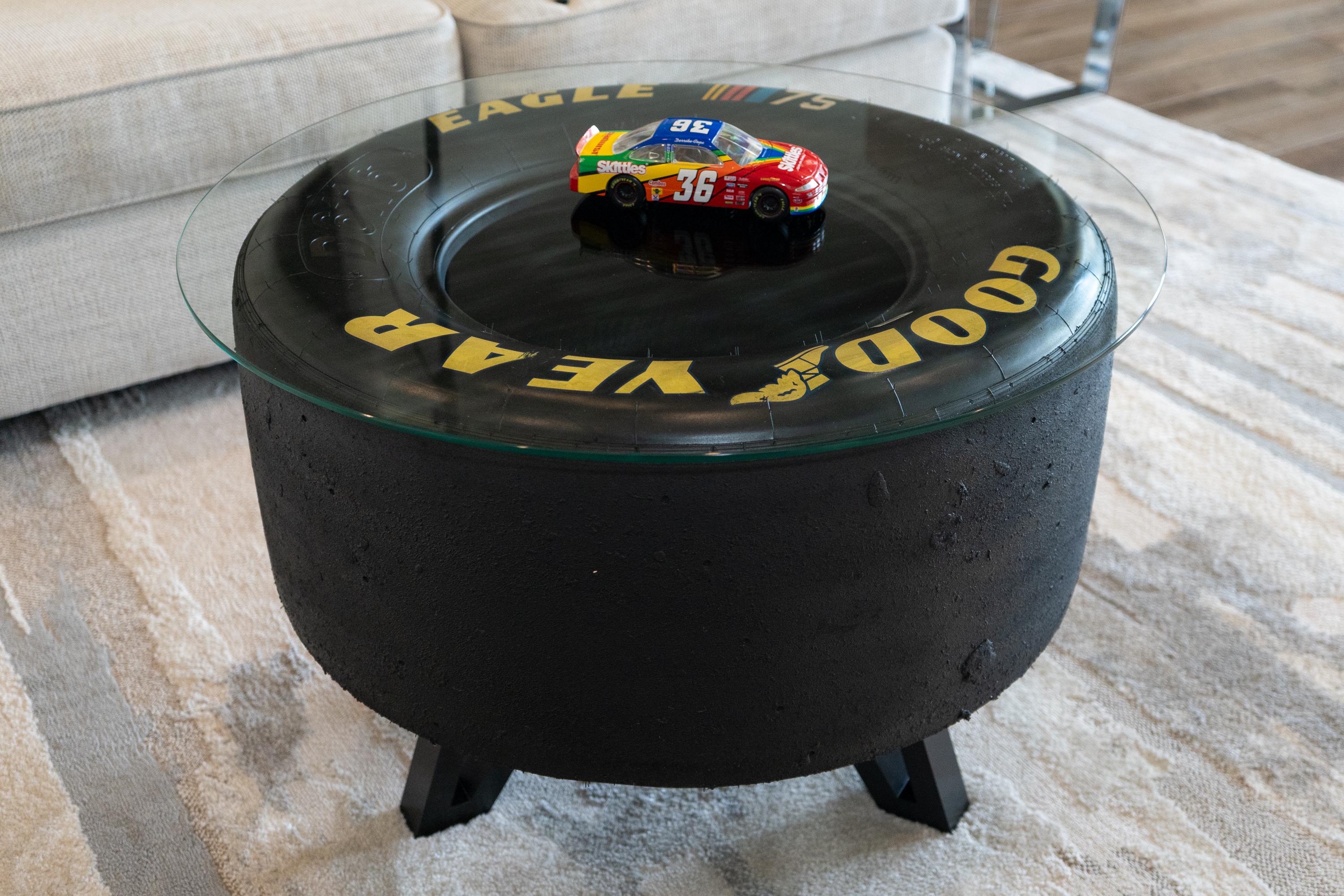 タイヤテーブルに最適 NASCARレーシングタイヤ&ホイール NASCAR 75周年記念タイヤコーヒーテーブル：自動車用家具＆レーシング