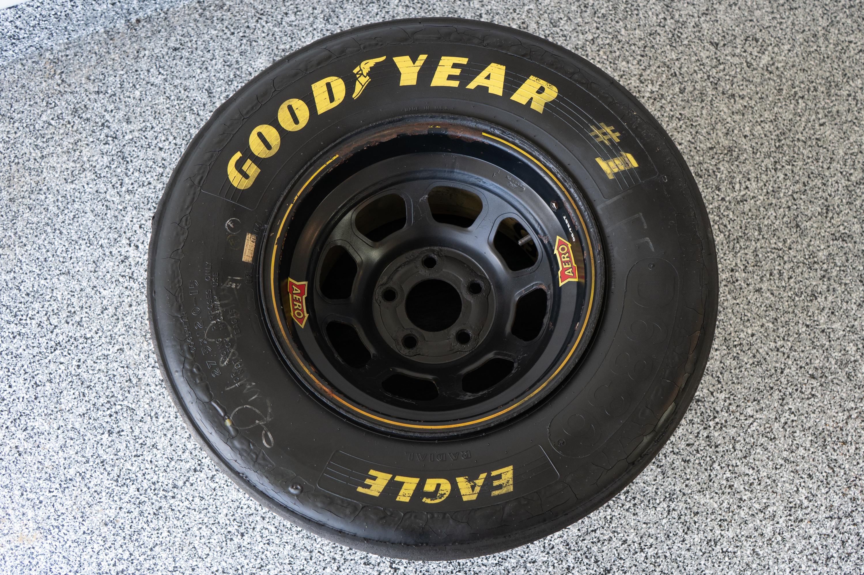 NASCARタイヤコーヒーテーブル：自動車用家具とレーシングホーム