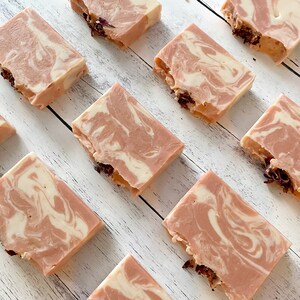 Barre de savon artisanale à la rose rustique | Savon artisanal | Parfum floral | Savon Rose | Savon au lait de coco | Savon à l&#39;argile rose | Cadeaux pour elle