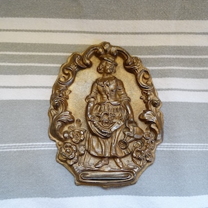 C19th Blumenmädchen Bilderhaken Cache/Cache Clou/ Antike französische Hakenabdeckung/Verzierung/Repoussée Messing Cache Clou/Napoleon III/Wanddekor